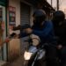 VIOLÊNCIA: Bandidos usam submetralhadora para assaltar idoso em comércio na zona sul
