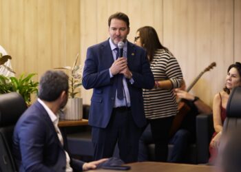 Deputado Alex Redano concede Títulos Honoríficos de Honra ao Mérito a Maurício Carvalho e Mariana Carvalho