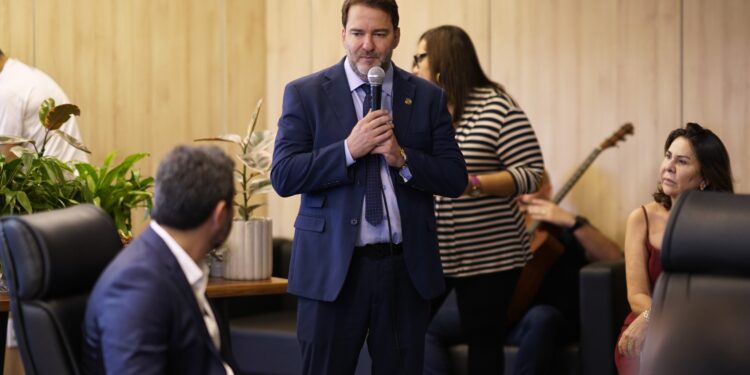 Deputado Alex Redano concede Títulos Honoríficos de Honra ao Mérito a Maurício Carvalho e Mariana Carvalho