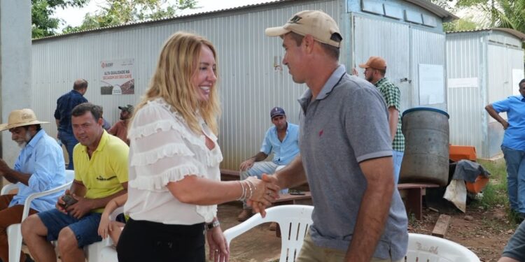 Ieda Chaves destina carreta basculante para associação rural em Espigão do Oeste