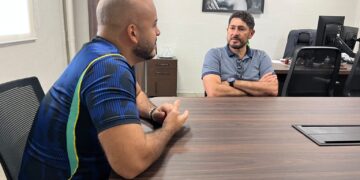 Vereador Márcio Pacele acompanha andamento do projeto do complexo esportivo de Extrema em reunião na SMCLO