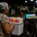 SEM PIEDADE: Idosa de 72 anos é assaltada enquanto vendia dindin em frente de residência na zona sul