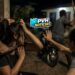 REVOLTADO: Adolescente é agredida pelo namorado por causa do pneu furado da moto