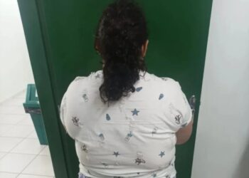 Mulher de 37 anos é presa após fingir ter 12 e ser “adotada” por família