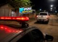 DENUNCIOU: Homem foge em Hilux depois de agredir esposa com cabo de rodo e coronhadas na zona leste