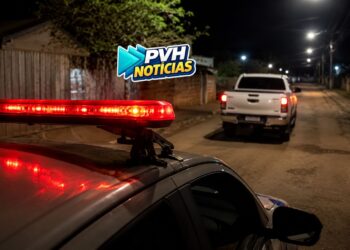 DENUNCIOU: Homem foge em Hilux depois de agredir esposa com cabo de rodo e coronhadas na zona leste