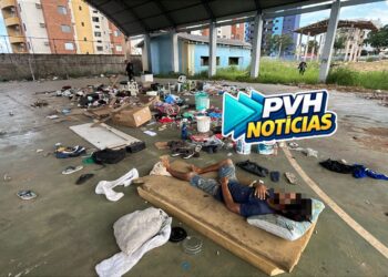 VÍDEO: Morador de rua que chutou mulher grávida é espancado em galpão abandonado