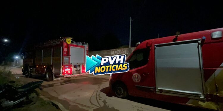 VÍDEO: Casa é destruída por incêndio enquanto morador estava na igreja