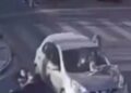 Família é atropelada e bebê fica preso em capô de carro na Paraíba. Veja vídeo