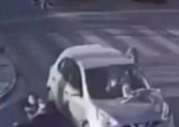 Família é atropelada e bebê fica preso em capô de carro na Paraíba. Veja vídeo