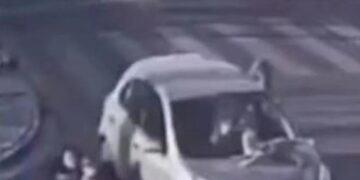 Família é atropelada e bebê fica preso em capô de carro na Paraíba. Veja vídeo