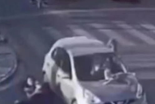 Família é atropelada e bebê fica preso em capô de carro na Paraíba. Veja vídeo