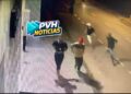 VÍDEO: Jovem é espancado por bando em frente de emissora no centro de Porto Velho
