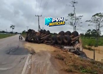 VÍDEO: Carreta com soja tomba perto de presídio em Porto Velho