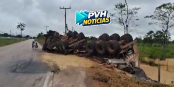 VÍDEO: Carreta com soja tomba perto de presídio em Porto Velho