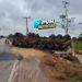 VÍDEO: Carreta com soja tomba perto de presídio em Porto Velho