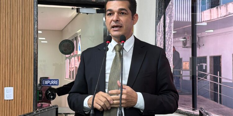 Adalto de Bandeirantes denuncia caos no transporte escolar e dispara contra empresa responsável pelo abastecimento da frota