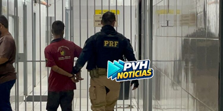 PRF NÃO GOSTOU: Homem é preso empinando moto na frente da viatura em Porto Velho