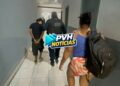 CADEIA: Ladrão é preso minutos depois de assaltar mulher em parada de ônibus