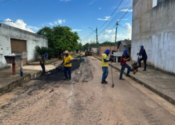 Serviço de tapa buracos é realizado no Bairro Aeroclube a pedido do vereador Edimilson Dourado