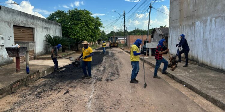 Serviço de tapa buracos é realizado no Bairro Aeroclube a pedido do vereador Edimilson Dourado