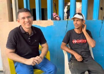 Após pedido da comunidade, Pedro Geovar acompanha ação de limpeza no bairro Caladinho