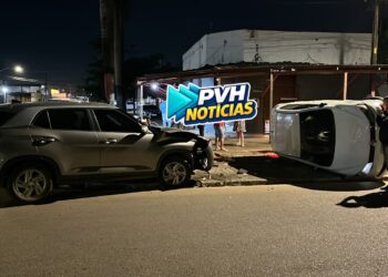 URGENTE: Acidente entre dois veículos termina em capotamento no bairro Nova Porto Velho