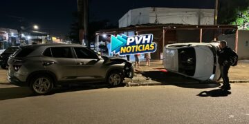 URGENTE: Acidente entre dois veículos termina em capotamento no bairro Nova Porto Velho
