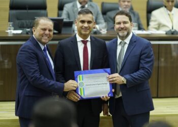 Alex Redano e Cirone Deiró homenageiam personalidades na Alero