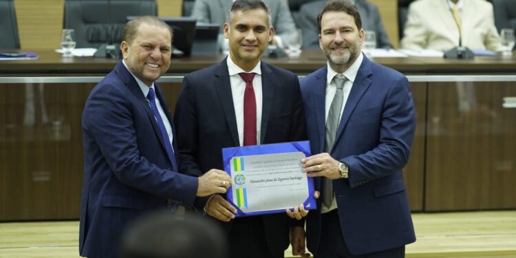 Alex Redano e Cirone Deiró homenageiam personalidades na Alero