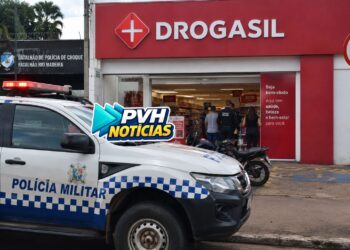 URGENTE: Bandidos fazem assalto em farmácia na frente de batalhão da PM na zona sul
