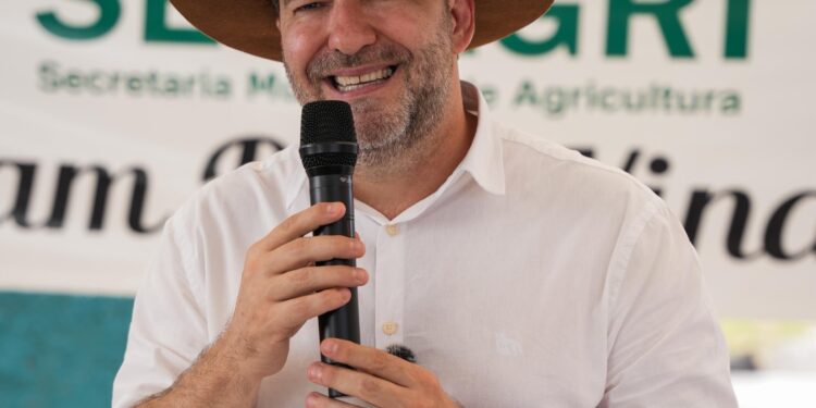 Emenda de Alex Redano garante entrega de condicionadores de solo para produtores rurais de Buritis
