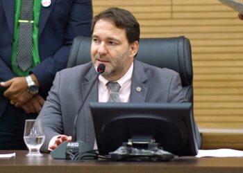 Deputado Alex Redano solicita reforma da Escola Estadual Carlos Drummond de Andrade em Candeias do Jamari