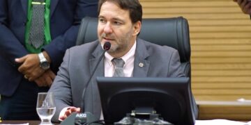 Deputado Alex Redano solicita reforma da Escola Estadual Carlos Drummond de Andrade em Candeias do Jamari