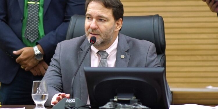 Deputado Alex Redano solicita reforma da Escola Estadual Carlos Drummond de Andrade em Candeias do Jamari