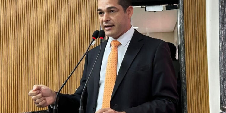 Na tribuna da Câmara, Adalto anuncia visita de Léo Moraes aos distritos com atenção especial a União Bandeirantes
