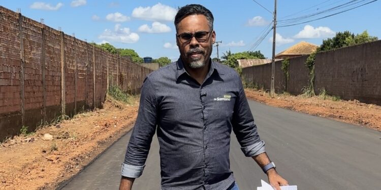 Dr. Santana acompanha início da pavimentação da rua Humaitá