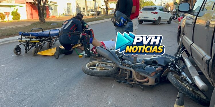 URGENTE: Passageira de moto app fica ferida em acidente na Guaporé