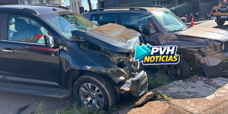 URGENTE: Forte batida deixa motorista de Jeep ferida no centro