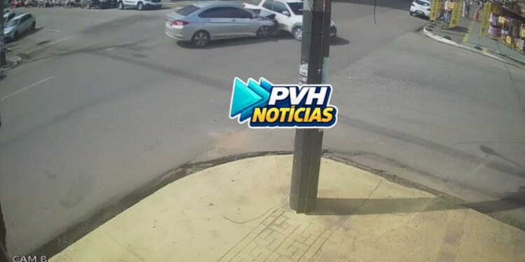 VÍDEO: Batida entre carros deixa motoristas feridos no centro de Porto Velho