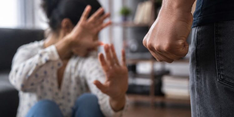SUSPEITO FUGIU: Jovem é espancada e ameaçada de morte pelo marido na leste
