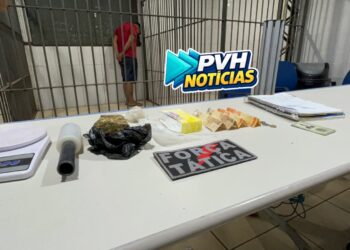 VÍDEO: Força Tática recebe denúncia e prende suspeito com drogas escondidas embaixo do “barraco”