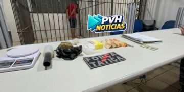 VÍDEO: Força Tática recebe denúncia e prende suspeito com drogas escondidas embaixo do “barraco”