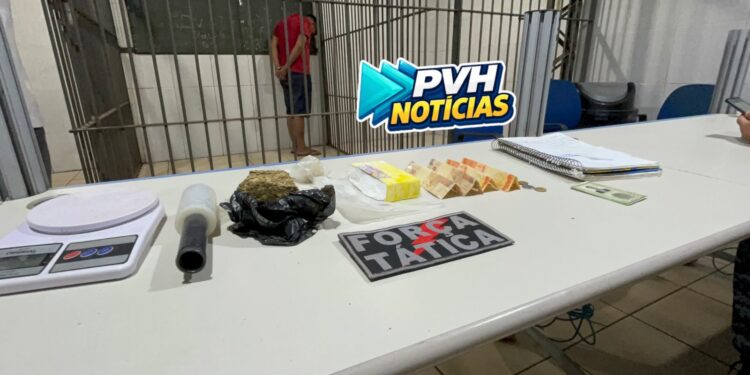 VÍDEO: Força Tática recebe denúncia e prende suspeito com drogas escondidas embaixo do “barraco”