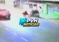 VÍDEO: Motociclista bate em traseira de carro parado e fica em estado grave