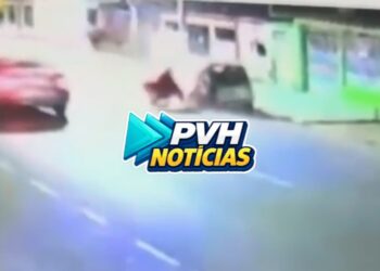 VÍDEO: Motociclista bate em traseira de carro parado e fica em estado grave