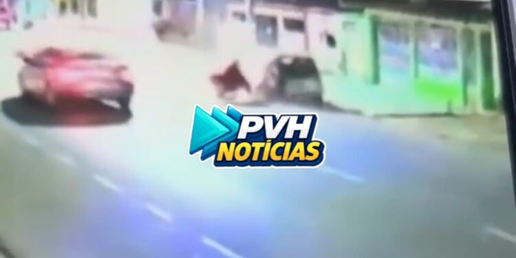 VÍDEO: Motociclista bate em traseira de carro parado e fica em estado grave