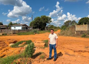 Obra de asfaltamento e drenagem segue paralisada em União Bandeirantes e vereador Adalto cobra solução imediata