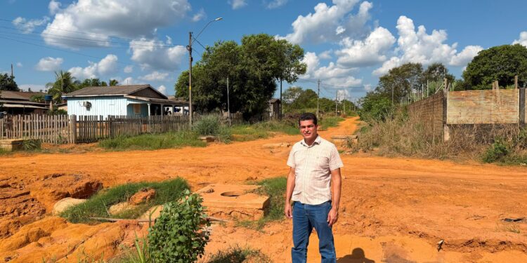 Obra de asfaltamento e drenagem segue paralisada em União Bandeirantes e vereador Adalto cobra solução imediata
