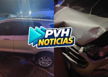 ABANDONOU: Motorista foge após bater carro em poste e abandonar veículo na zona Leste